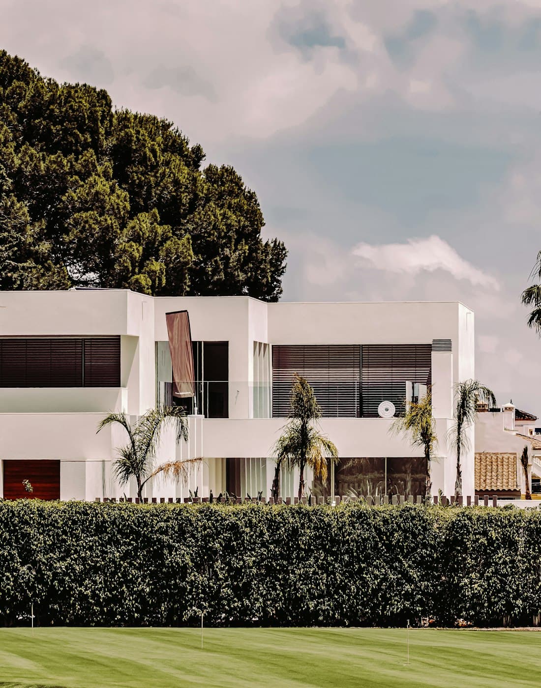 Una villa moderna con il prato davanti