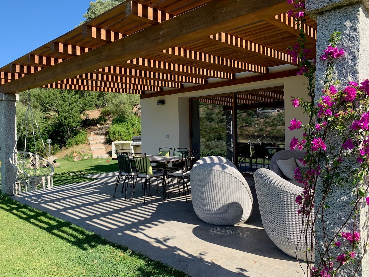 La veranda di Villa Smeralda, una delle case seguite da Easy Stay