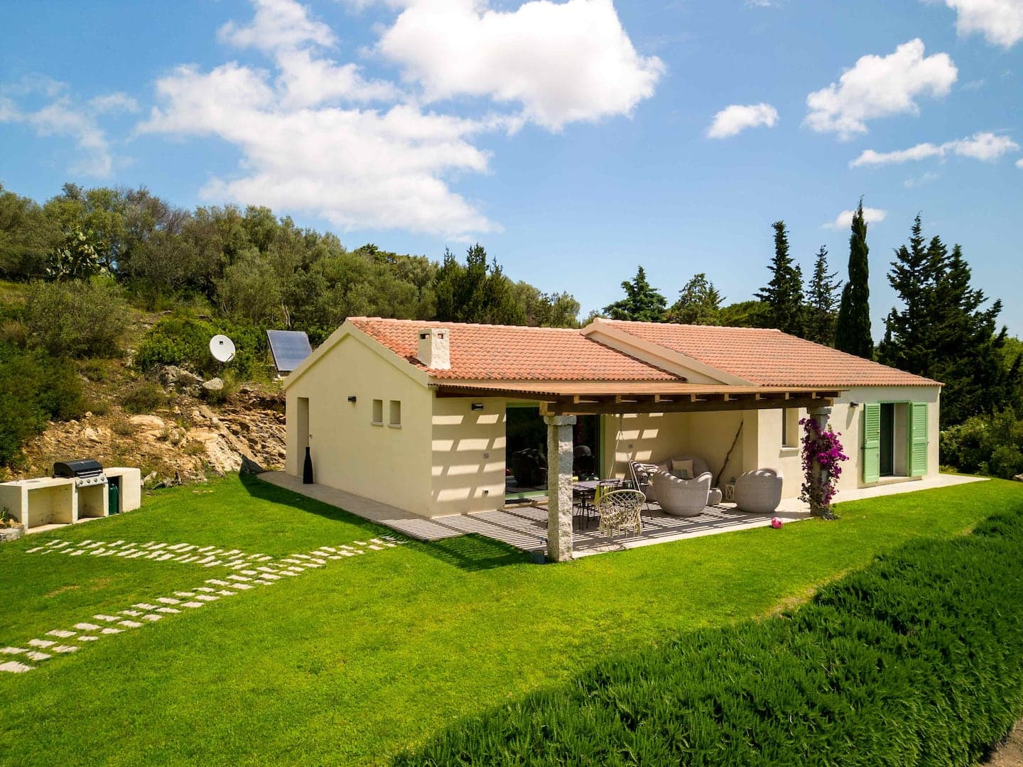 Villa Smeralda, esterni