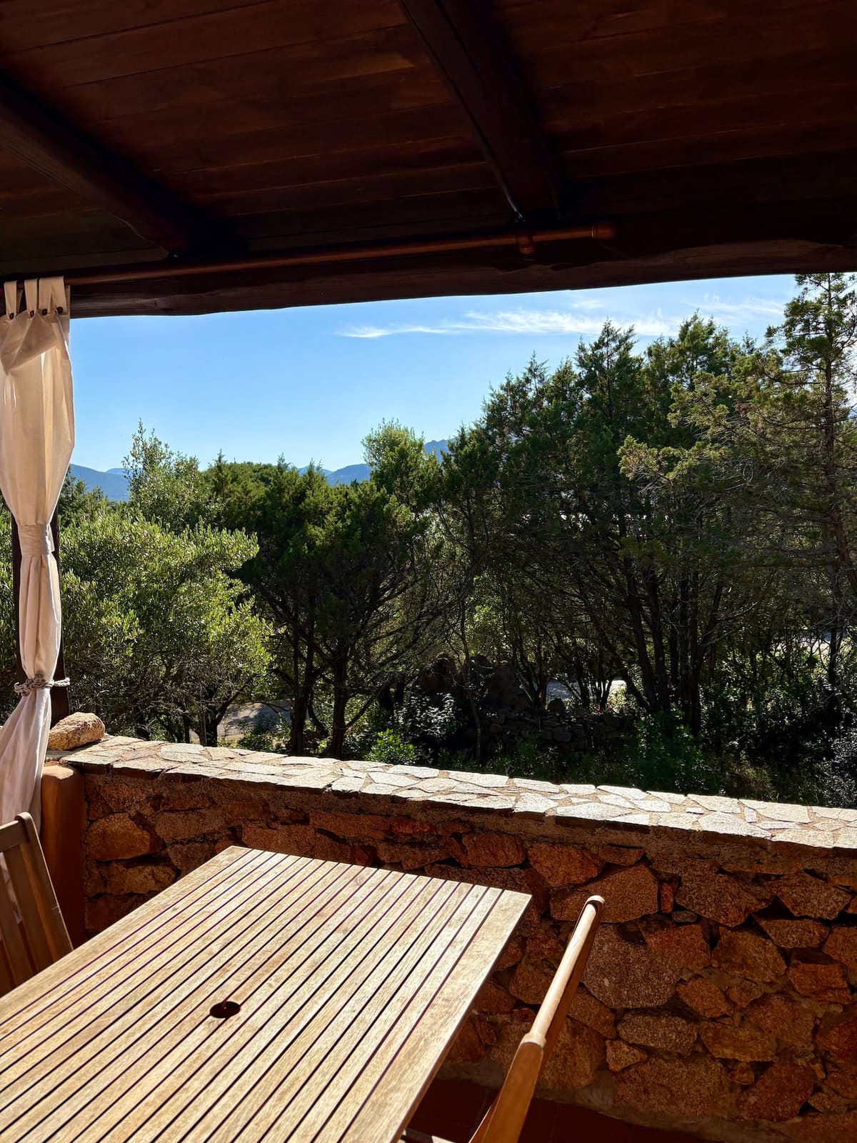 La veranda di Villetta Marisa tra gli alberi