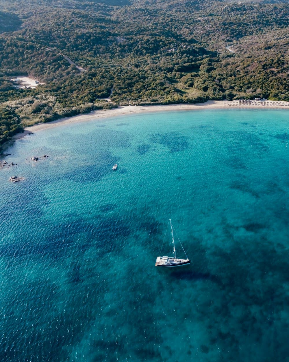 Una baia con una barca all'ancora vista dall'alto