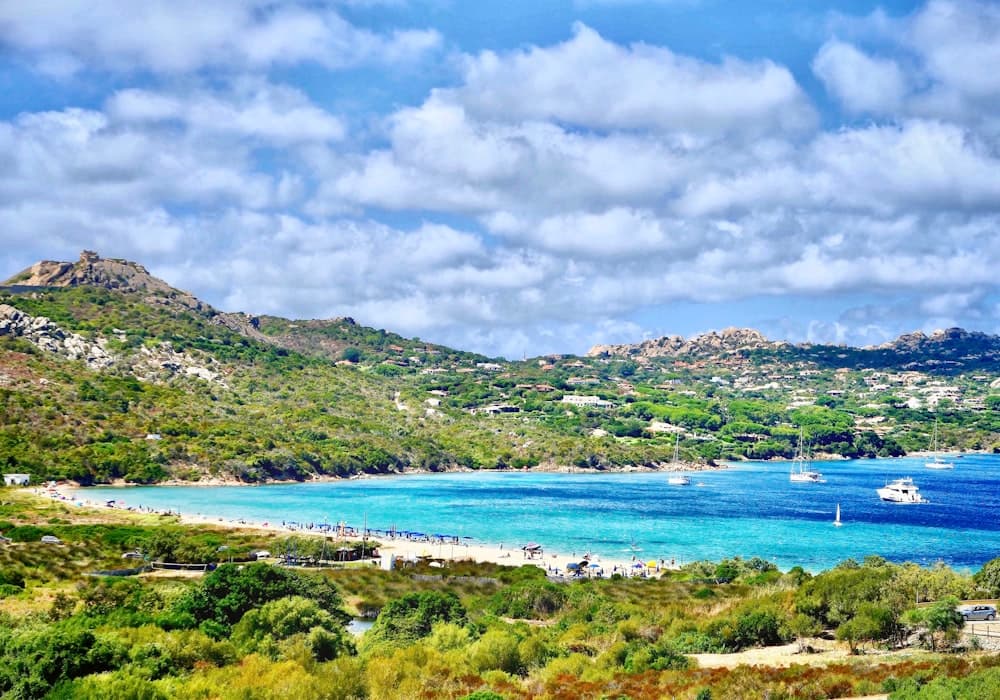 Una baia tra le colline e il mare