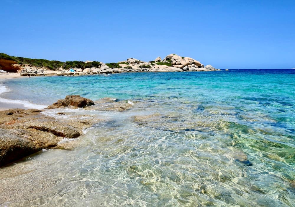 Acqua trasparente e rocce di granito sulla costa