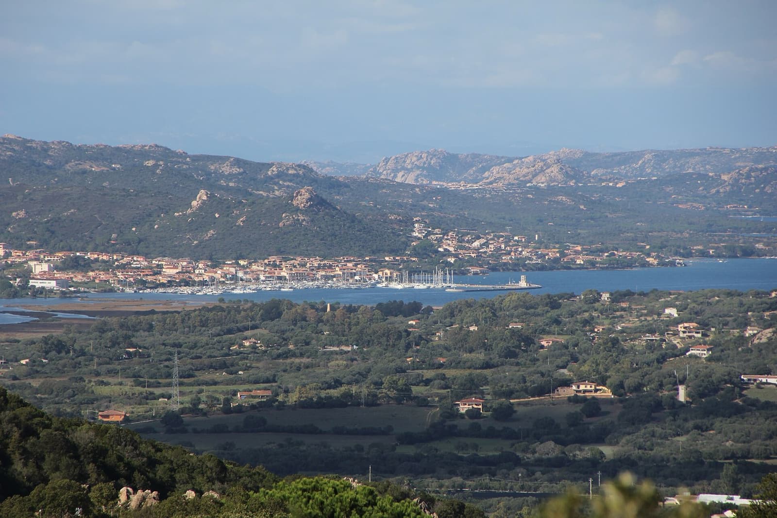 Cannigione e il suo porto turistico sul golfo di Arzachena, visti dalle colline circostanti