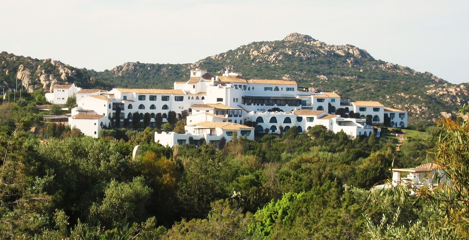 L'hotel Romazzino tra la macchia